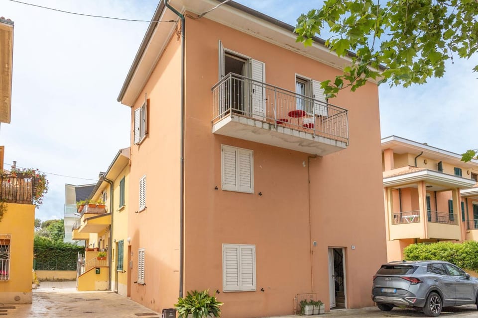 Property building, Day, Neighbourhood, Street view, Location, Parking