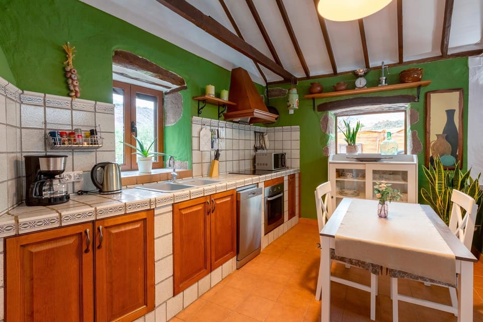 Kitchen or kitchenette, Dining area, dishwasher, minibar, pet friendly, stove, toaster