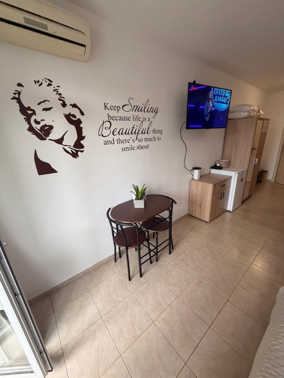 TV and multimedia, Living room, Seating area, Dining area