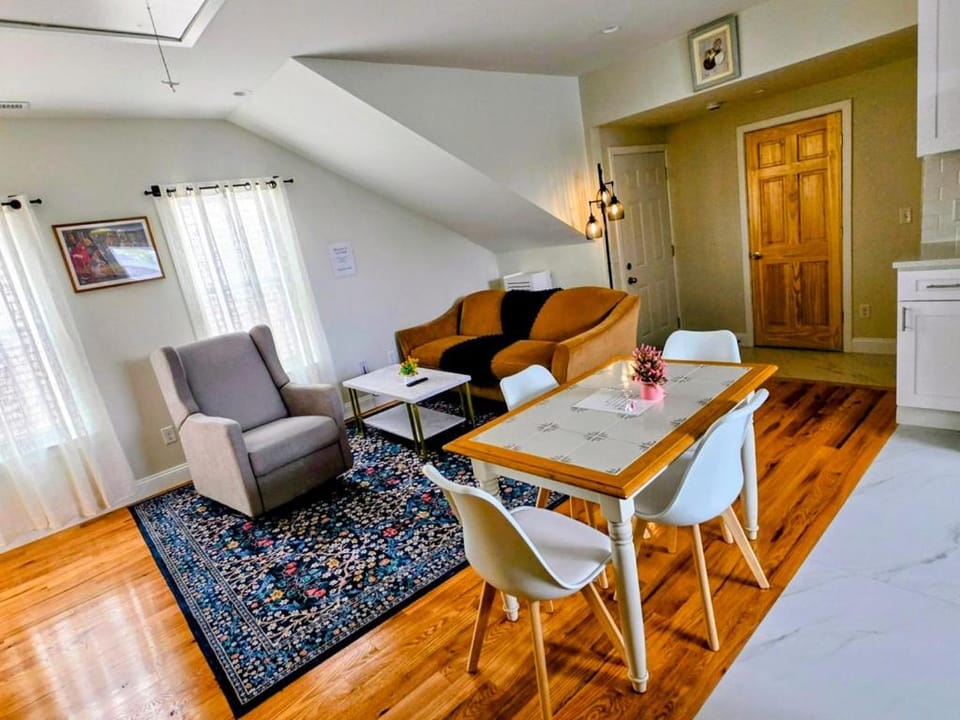 Living room, Photo of the whole room, Seating area, Dining area
