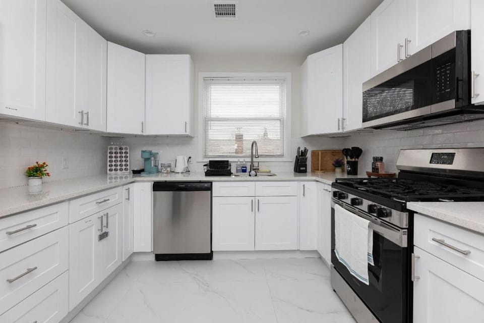 Kitchen or kitchenette, Photo of the whole room, dishwasher, microwave, stove