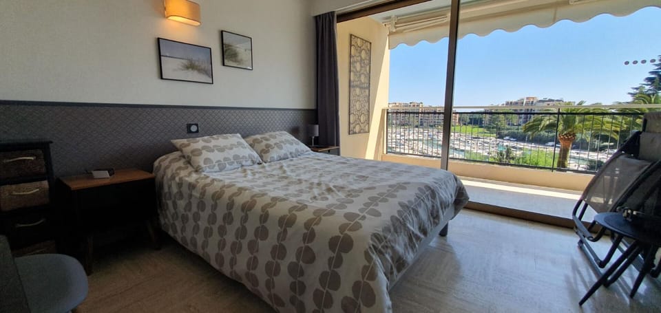 Longstay Cannes marinacom 150 days minimum in winter Apartment 50 m2 for 2 p maximum Marina view, Swimming pool, Wi-Fi, Air co Parking Apartment in Mandelieu-La Napoule