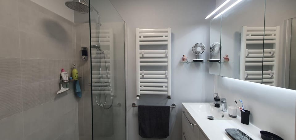Longstay Cannes marinacom 150 days minimum in winter Apartment 50 m2 for 2 p maximum Marina view, Swimming pool, Wi-Fi, Air co Parking Apartment in Mandelieu-La Napoule