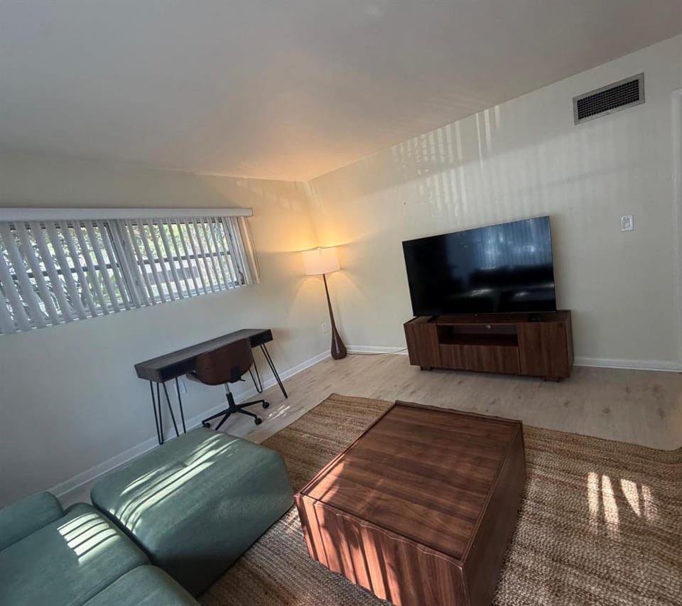 Mid Term Rental 2 Bedroom Retreat Steps to Lake Eola Thornton Park Apartment in Orlando