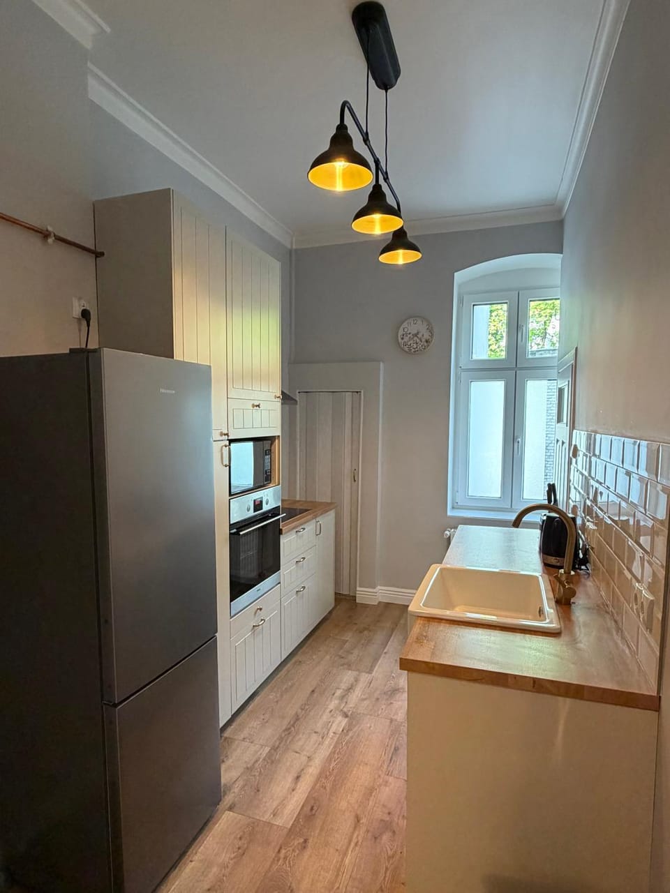Kitchen or kitchenette, dishwasher, oven