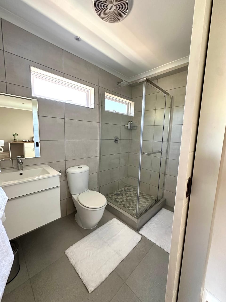 Shower, Toilet, Bathroom, towels