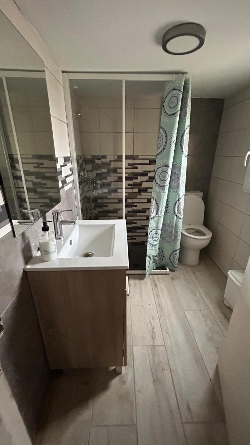 Shower, Toilet, Bathroom, towels