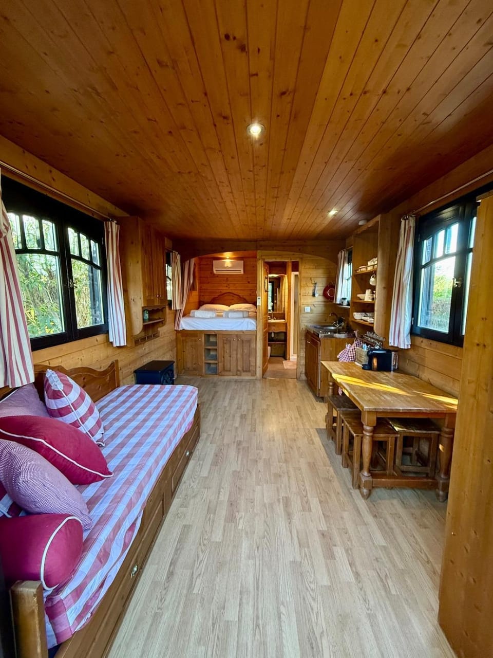 Bed, Living room, Photo of the whole room, Bedroom