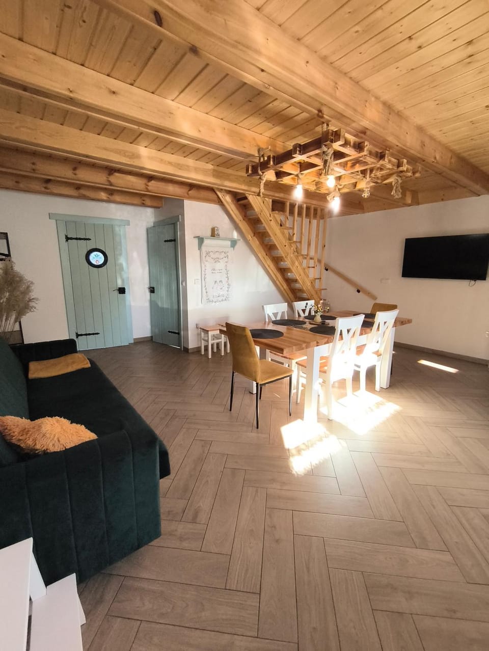 TV and multimedia, Living room, Seating area, Dining area