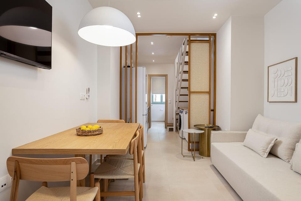 TV and multimedia, Living room, Seating area, Dining area