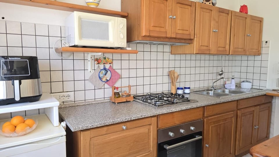 Coffee/tea facilities, Kitchen or kitchenette, stove