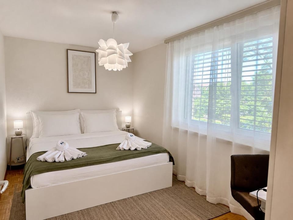 Bed, Photo of the whole room, Bedroom, towels