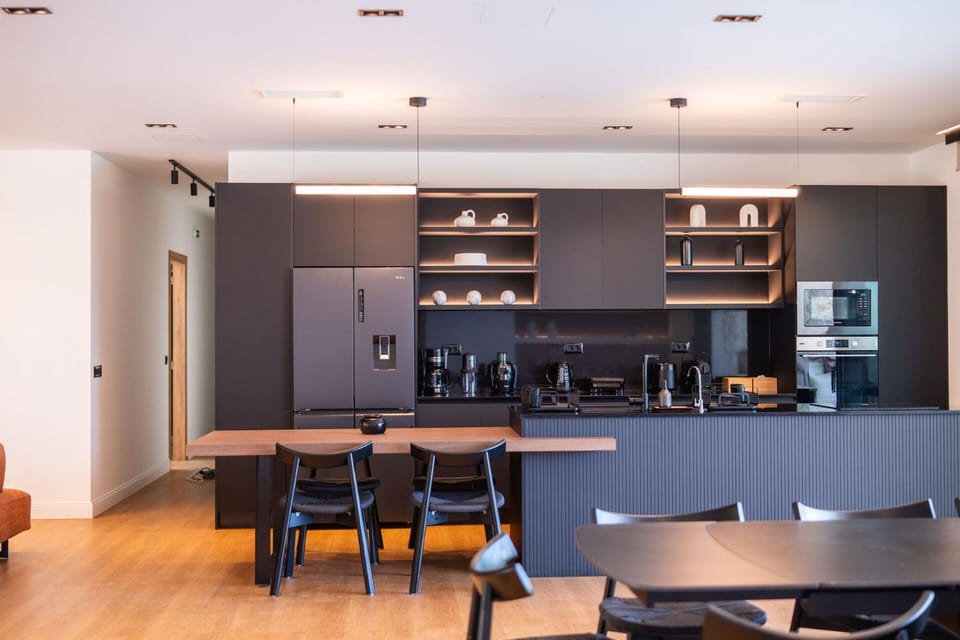 Coffee/tea facilities, Kitchen or kitchenette, Dining area, microwave, oven, stove, kitchen