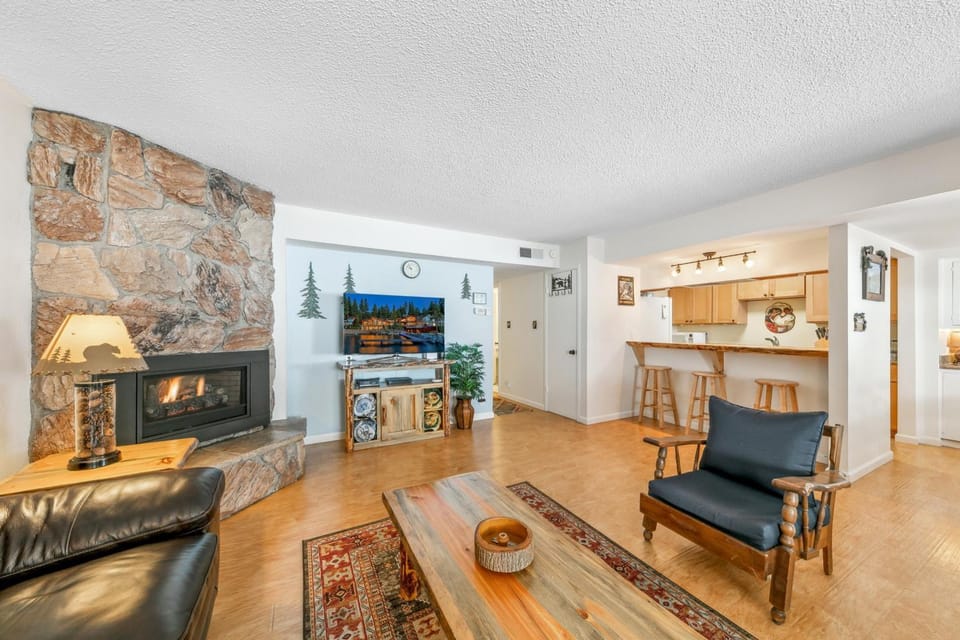 Day, TV and multimedia, Kitchen or kitchenette, Living room, fireplace, furniture