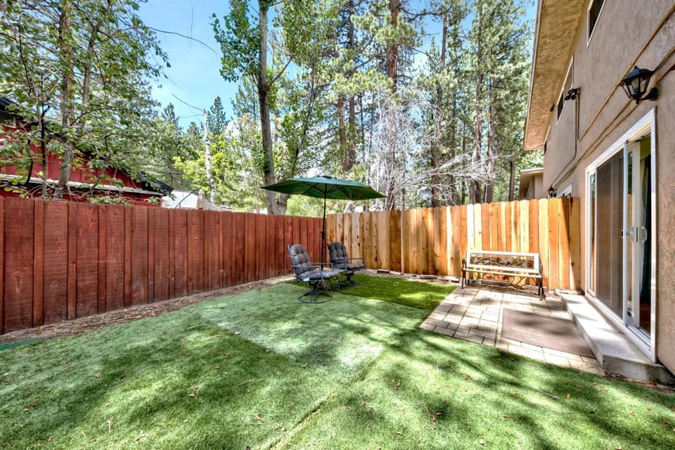 Patio, Day, Natural landscape, Garden, Seating area
