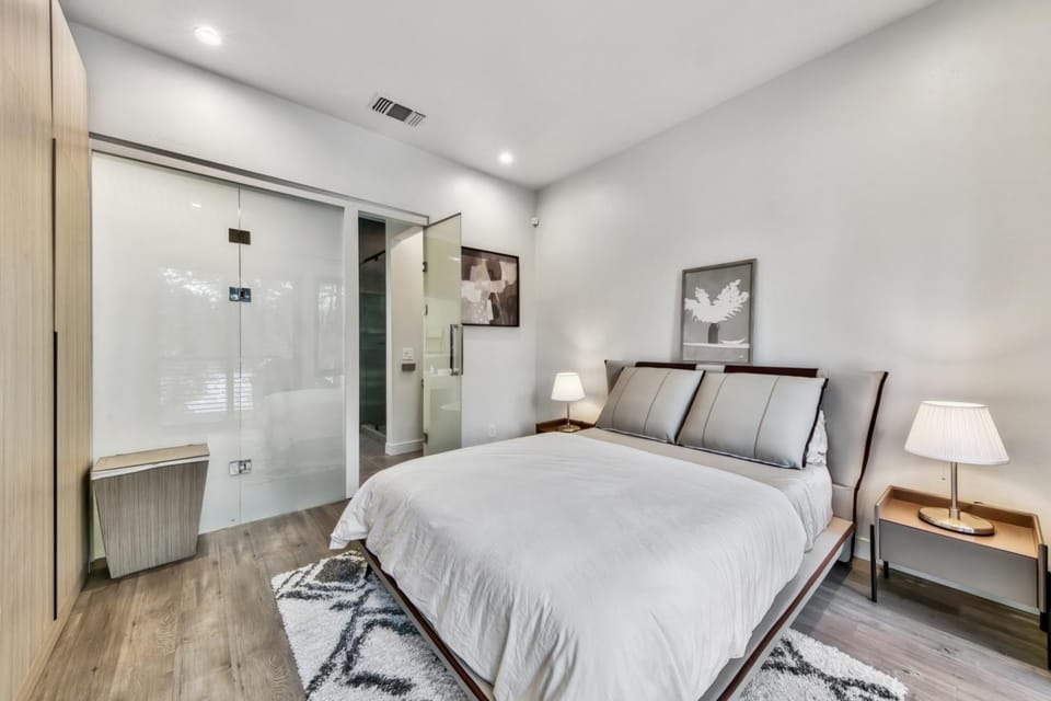 Bed, Bathroom, TV and multimedia, Bedroom, furniture, air conditioner