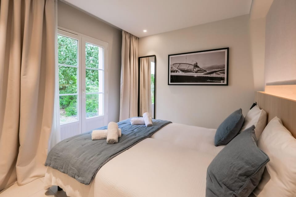 Bed, Bedroom, towels