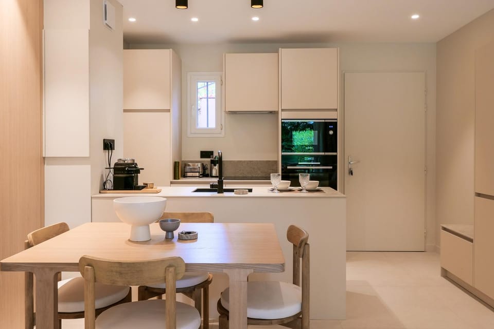 Dining area, kitchen