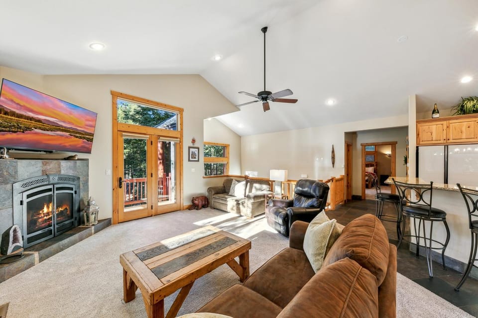 Day, TV and multimedia, Living room, Seating area, fireplace, furniture, kitchen, air conditioner