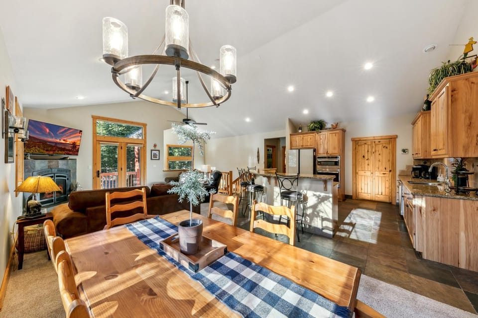Day, Kitchen or kitchenette, Living room, Dining area, fireplace, furniture