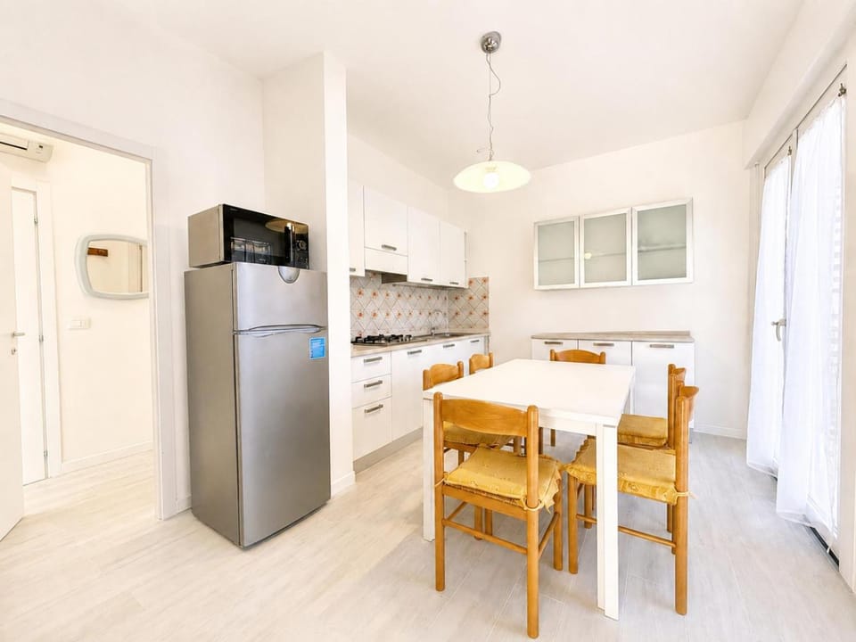 Dining area, Lunch, kitchen