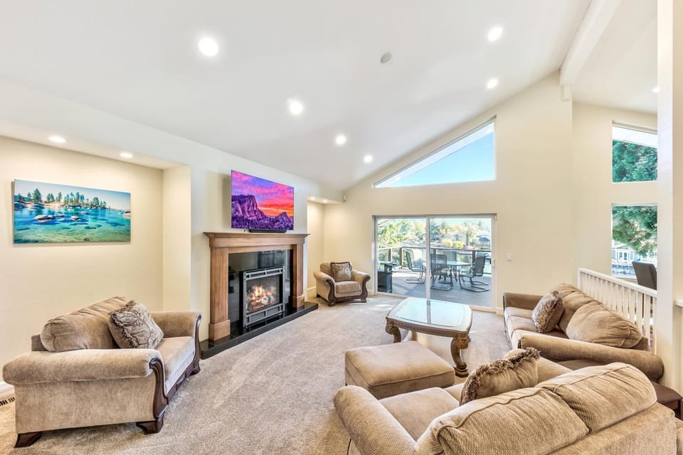 Day, TV and multimedia, Balcony/Terrace, Living room, Seating area, fireplace, furniture
