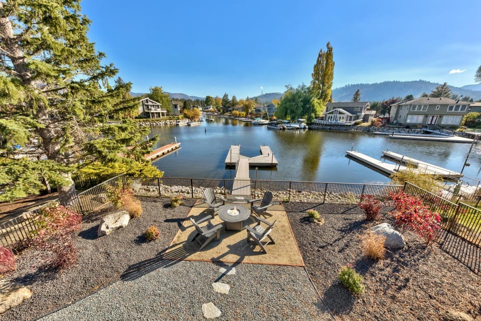 Day, Natural landscape, Garden, View (from property/room), Autumn, Lake view, fireplace