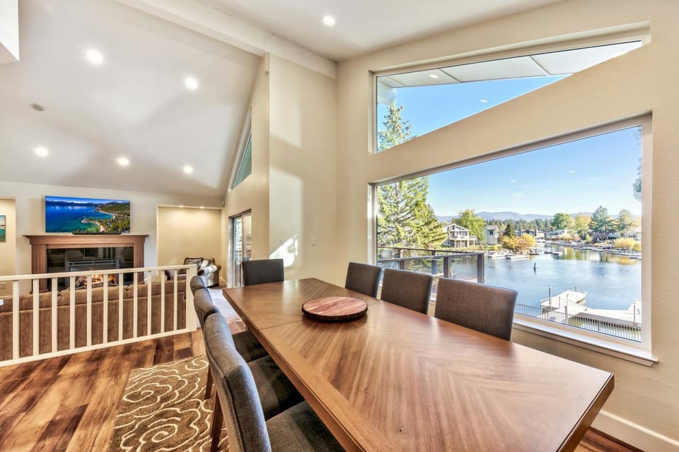 Day, TV and multimedia, Living room, Seating area, Dining area, River view, fireplace, furniture