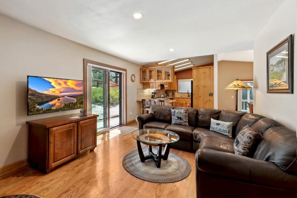 Day, TV and multimedia, Kitchen or kitchenette, Living room, furniture
