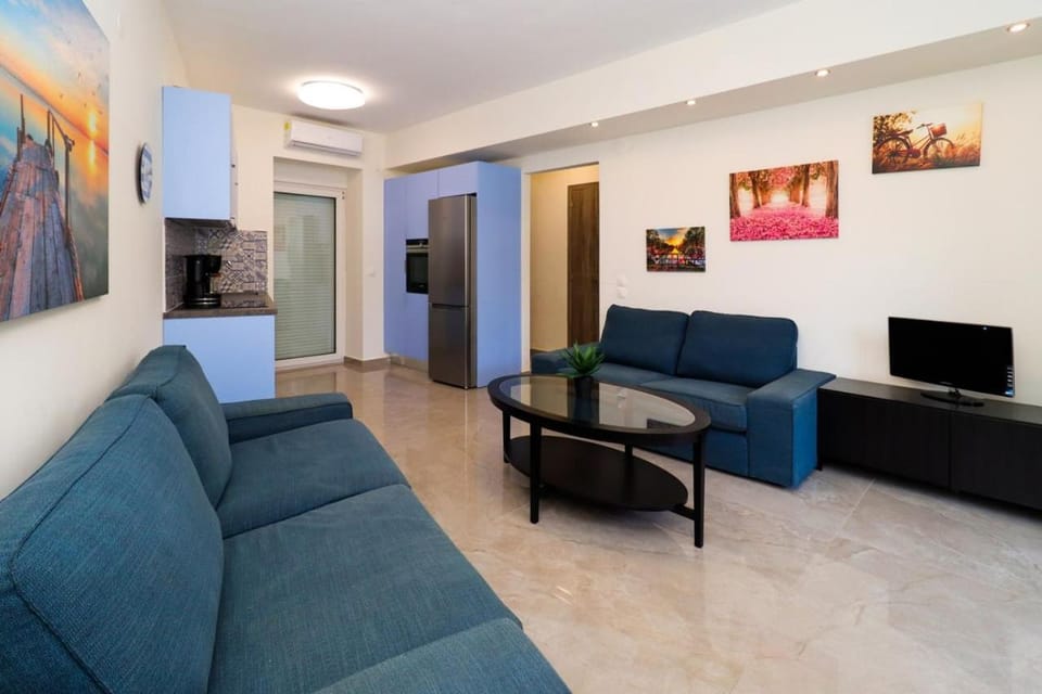 Kitchen or kitchenette, Living room, Seating area