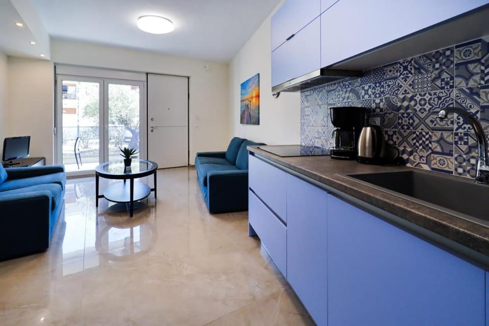 Kitchen or kitchenette, Living room, Seating area, Dining area