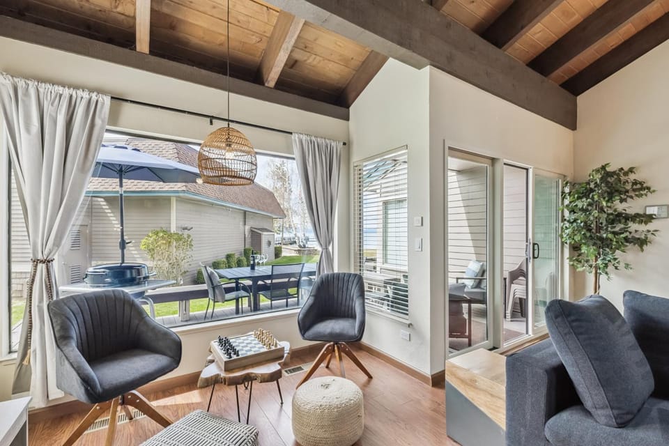 Patio, Day, Balcony/Terrace, Living room, Seating area, fireplace, furniture