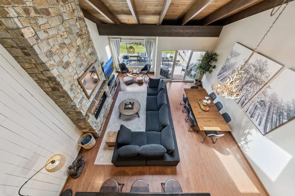 Bed, Day, TV and multimedia, Balcony/Terrace, Living room, Seating area, Dining area, fireplace, furniture