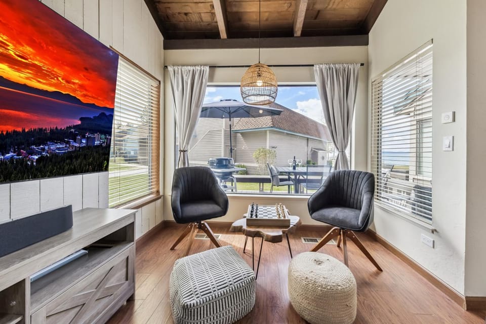 Day, TV and multimedia, Living room, Seating area, Street view, furniture