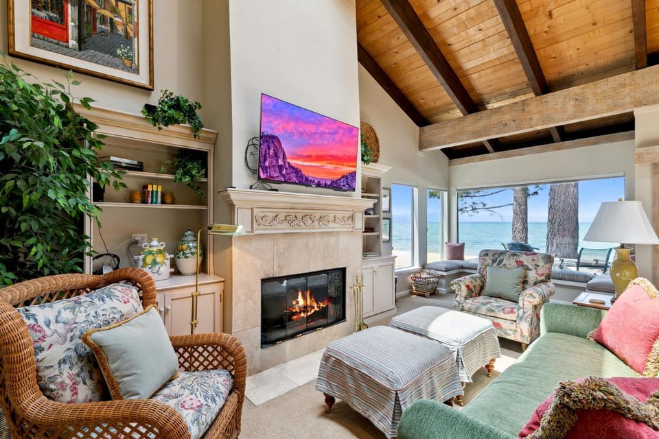 Day, TV and multimedia, Living room, Seating area, Sea view, fireplace, furniture
