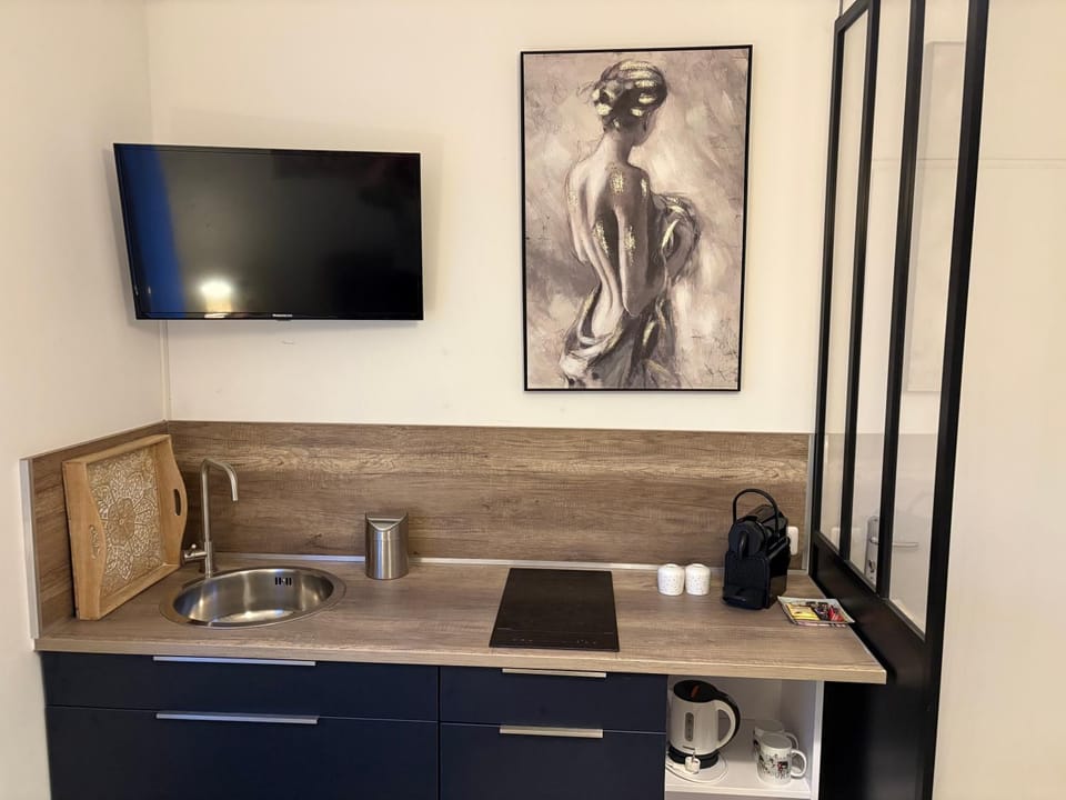 TV and multimedia, Coffee/tea facilities, Dining area, microwave, kitchen, kitchen