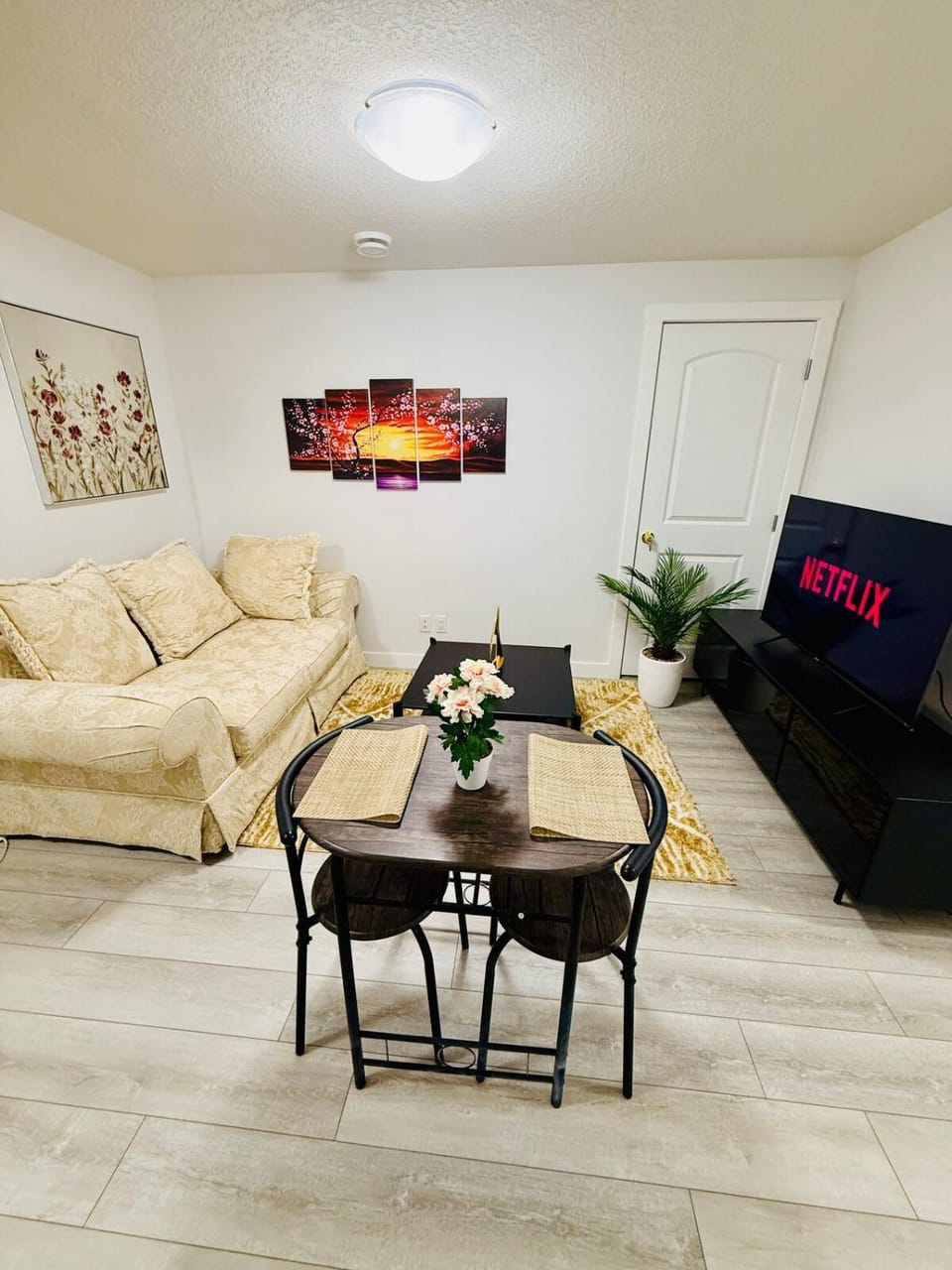 TV and multimedia, Living room, Seating area, Dining area