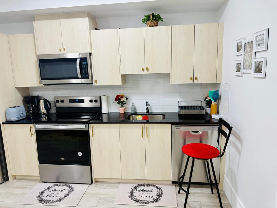 Coffee/tea facilities, Kitchen or kitchenette, dishwasher, microwave, oven, toaster, kitchen