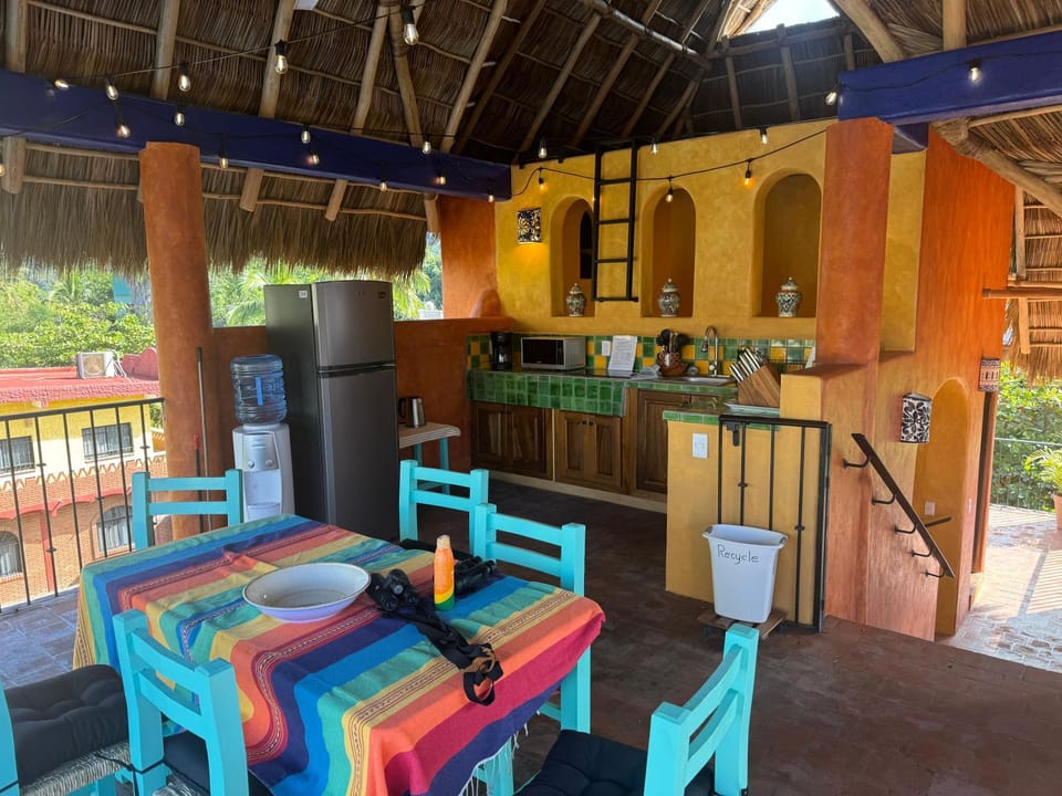 Kitchen or kitchenette, Lounge or bar