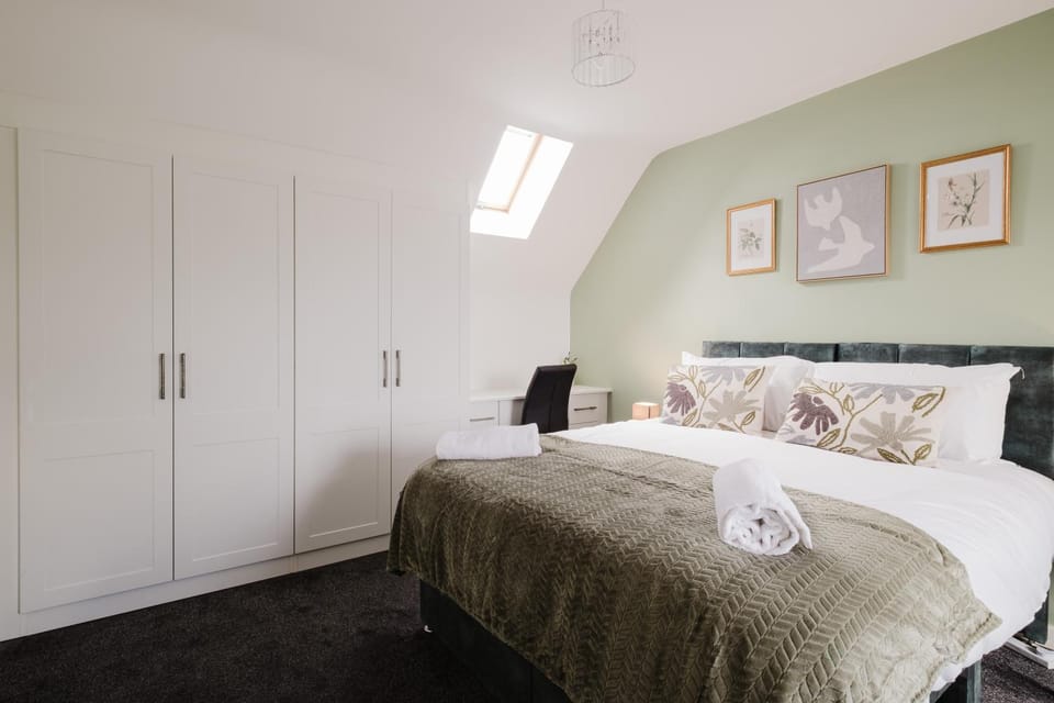 Spacious 4 Bedroom House With Free Parking Apartment in Coventry
