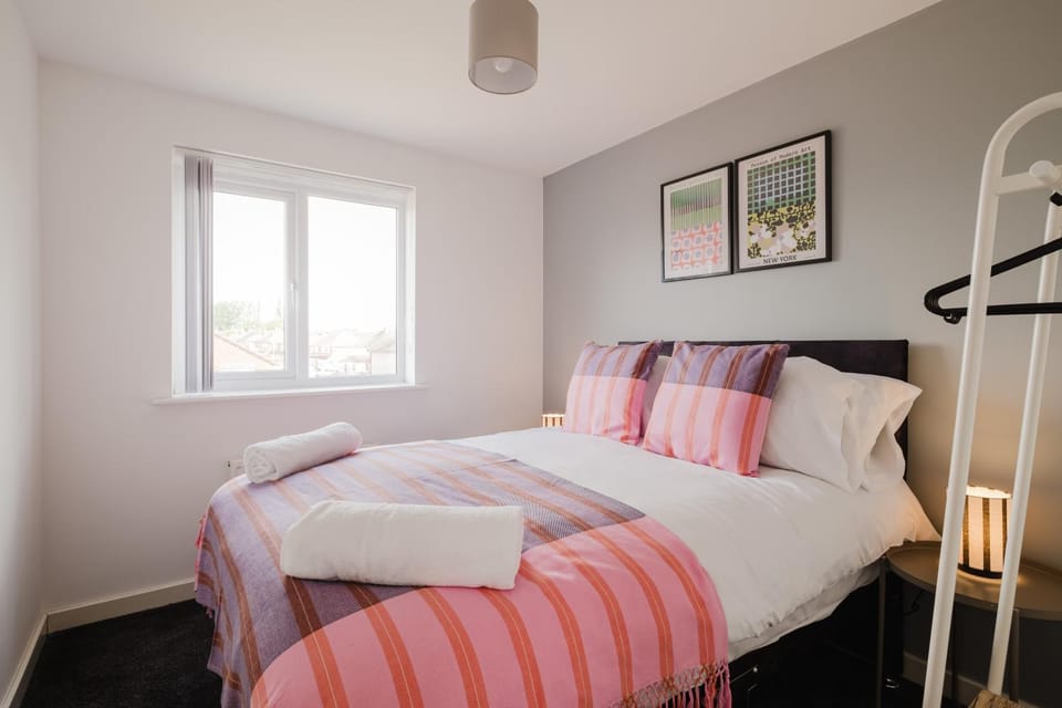 Spacious 4 Bedroom House With Free Parking Apartment in Coventry