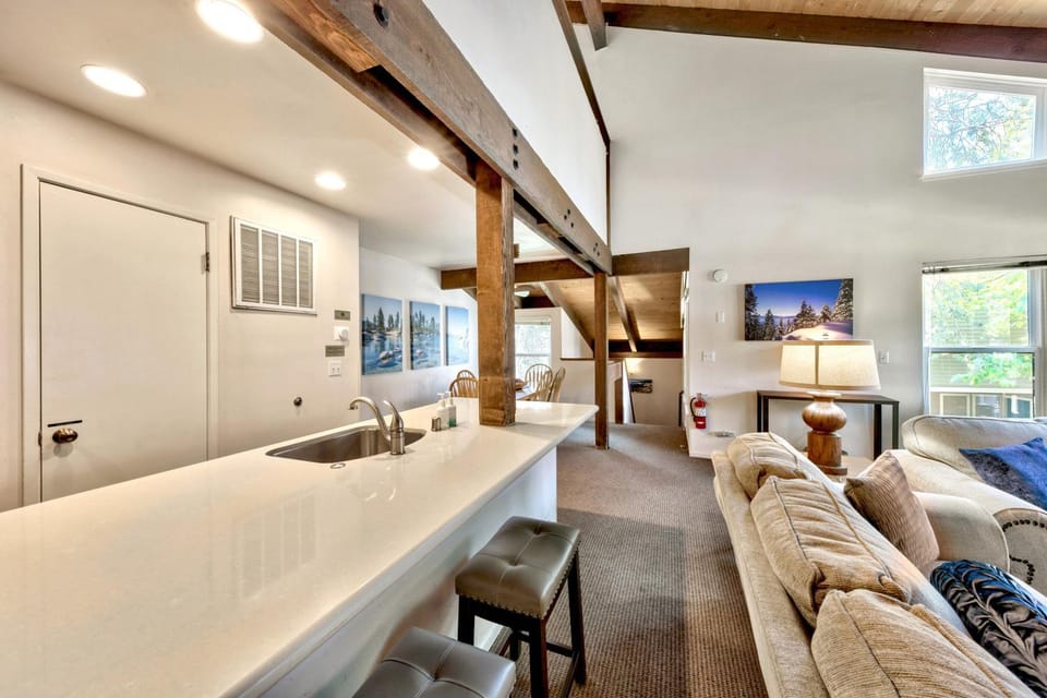 Day, TV and multimedia, Kitchen or kitchenette, Living room, Seating area, furniture