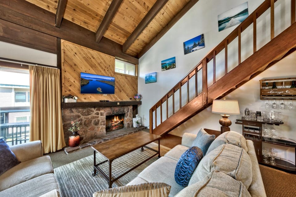 Day, TV and multimedia, Living room, fireplace, furniture