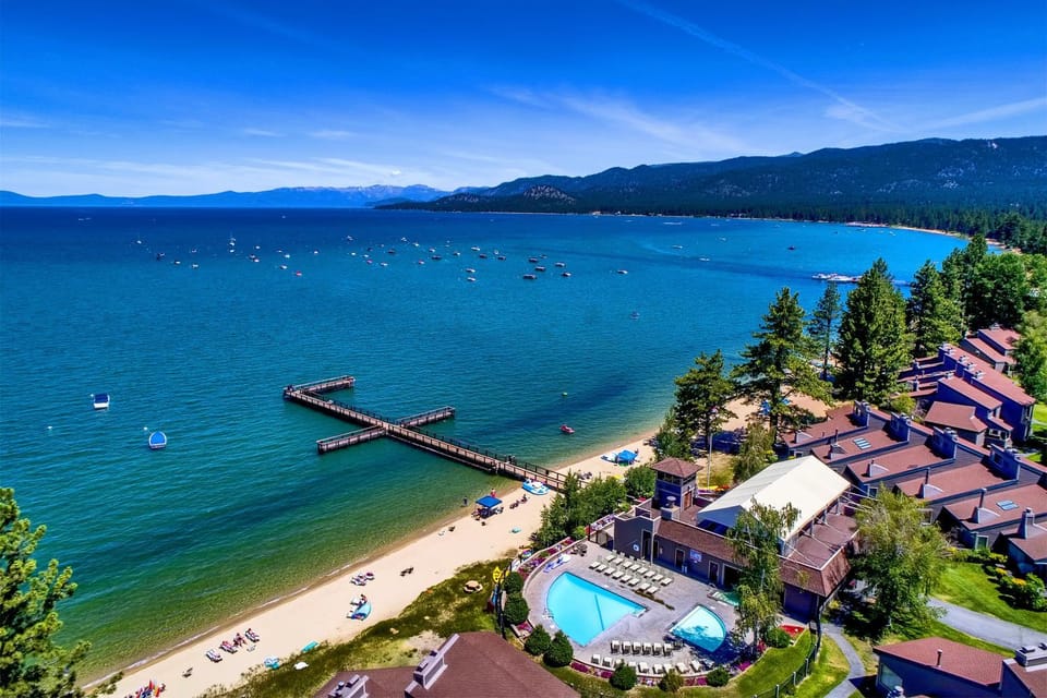 Property building, Day, Natural landscape, Bird's eye view, Beach, Lake view, Mountain view, Swimming pool