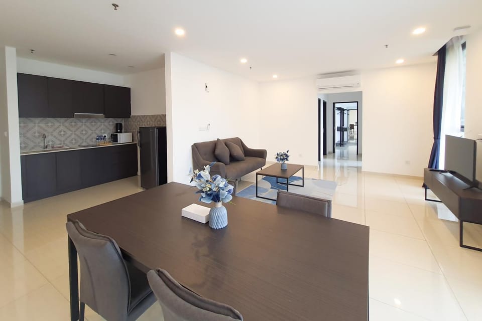 Coffee/tea facilities, Kitchen or kitchenette, Living room, Seating area, Dining area