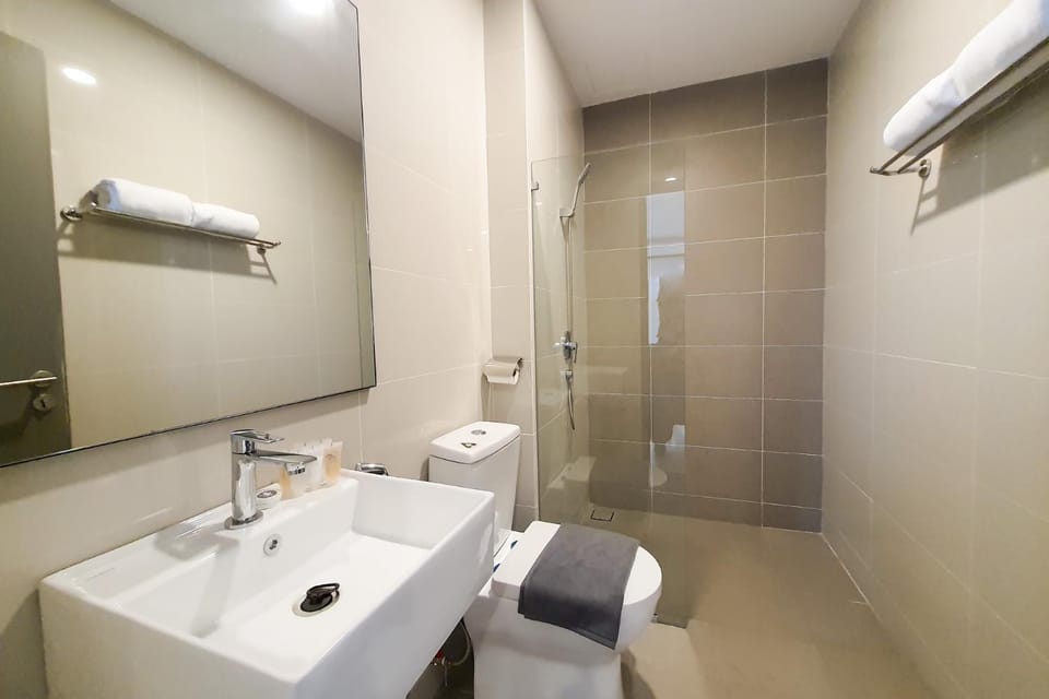 Shower, Toilet, Bathroom, towels