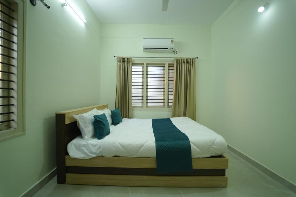 Bed, Photo of the whole room, Bedroom, air conditioner
