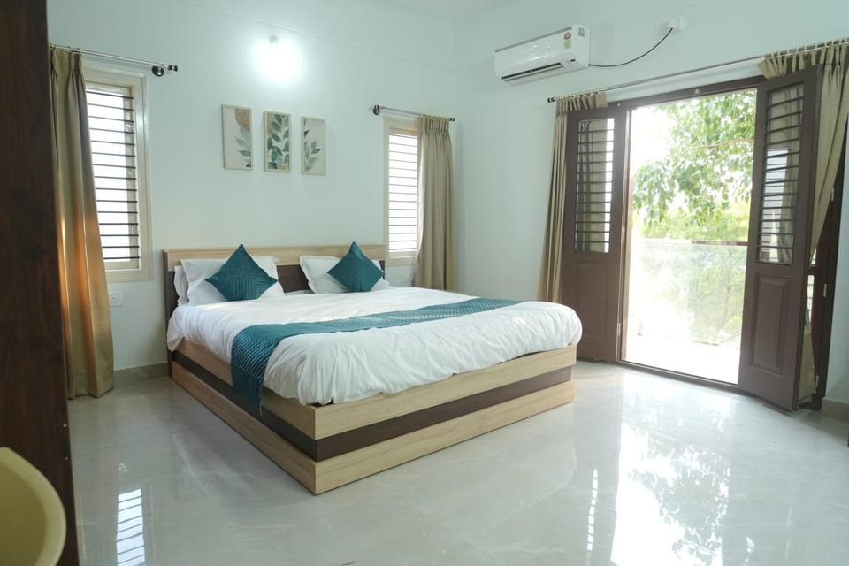 Bed, Photo of the whole room, Bedroom, air conditioner