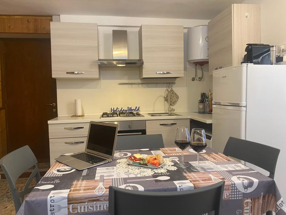 Kitchen or kitchenette, Dining area, oven, stove