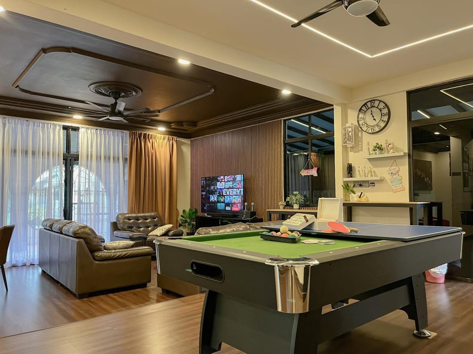 Communal lounge/ TV room, TV and multimedia, Living room